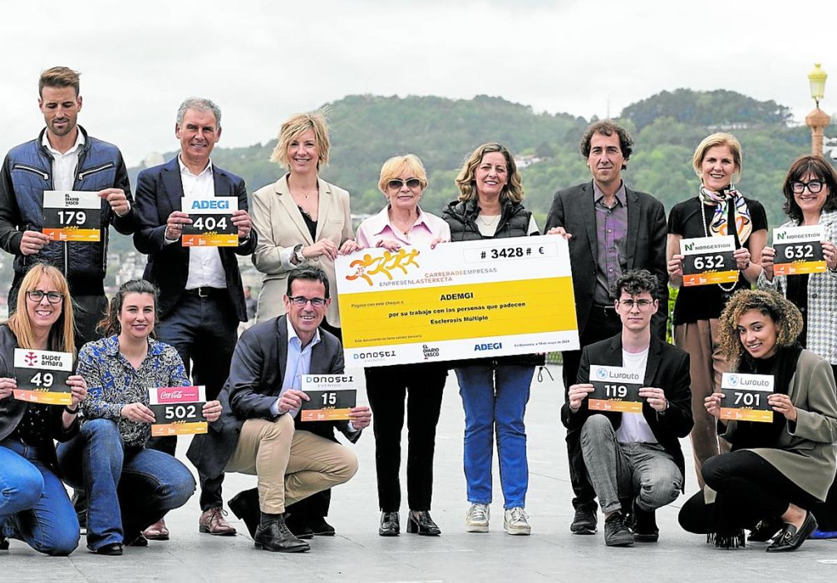 Organizadores, patrocinadores y miembros de ADEMGIposan en la presentación de la prueba en los jardines de Alderdi Eder.