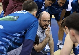 Odriozola da órdenes a sus jugadores en un tiempo muerto.