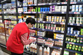 Lácteos de marca blanca y de distribuidor conviven en los lineales de supermercados como el de la imagen en Soraluze