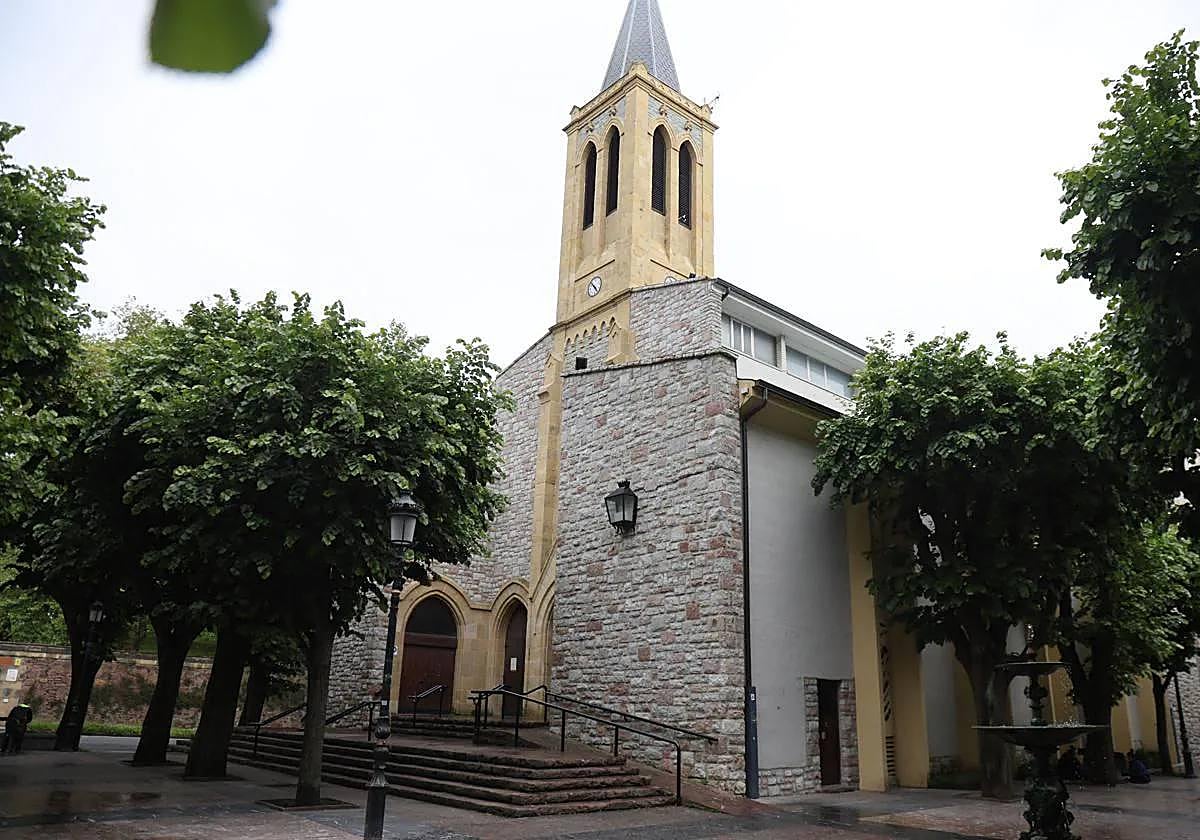 Entrada principal a la parroquia San Sebastián Mártir del Antiguo y a la derecha la puerta de acceso al local que ocupa desde el año 1990 Auskalo.