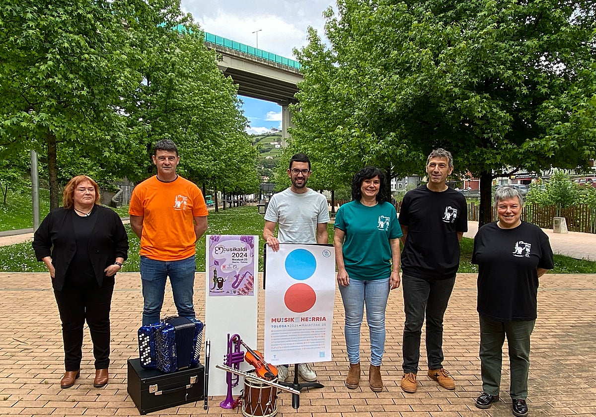 Representantes municipales de Tolosa e Ibarra y de las escuelas de música Eduardo Mocoroa y Loatzo en la presentación realizada este mediodía, en Zumardi Handia.
