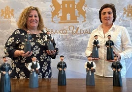 La alcaldesa, Alazne Txurruka, y la edil Ainhoa Urbieta con los gigantes de goma que se presentan mañana.