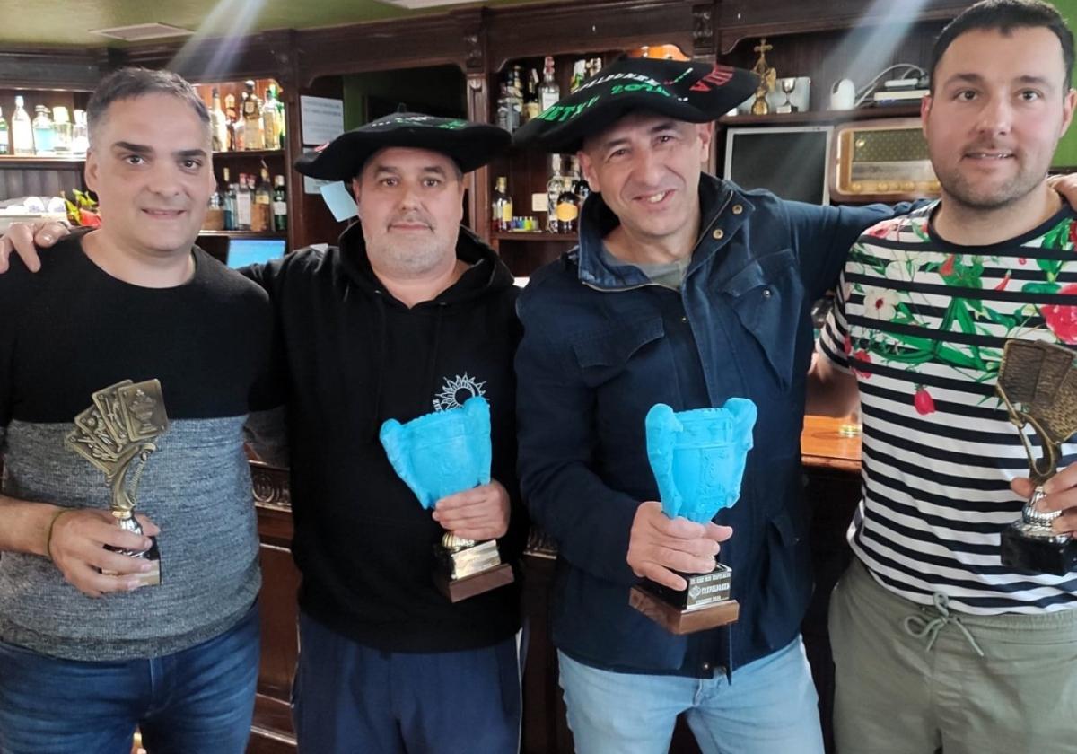 Campeones y subcampeones del consolidado torneo de mus del bar Eire.