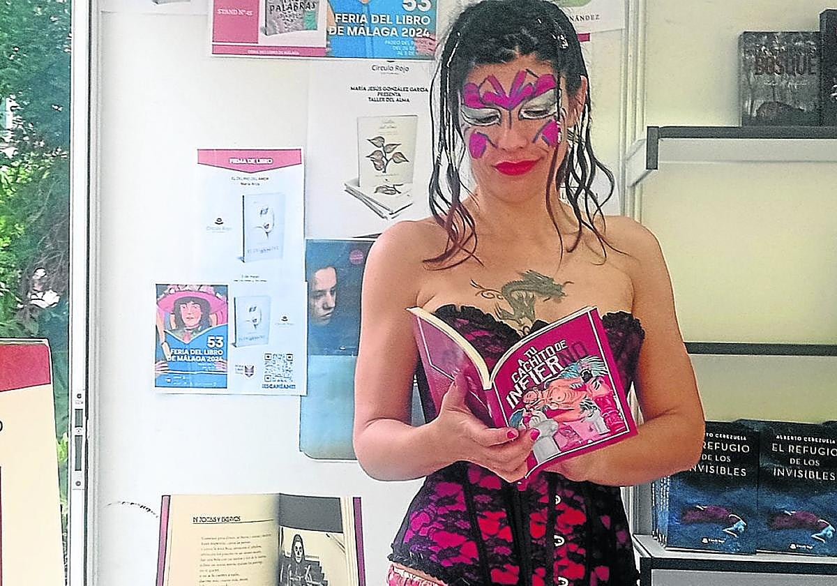 Soraya, en su última performance para presentar su poemario.