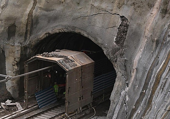 Una de las grietas apareció en la parte superior de la entrada del túnel en el lado de Irun.
