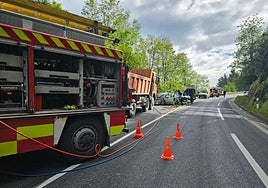 Carretera cortada debido a un accidente entre un camión y un coche.