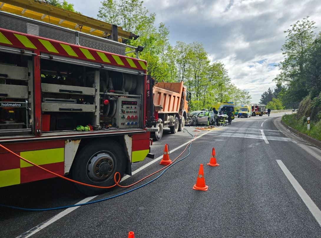 Carretera cortada debido a un accidente entre un camión y un coche.