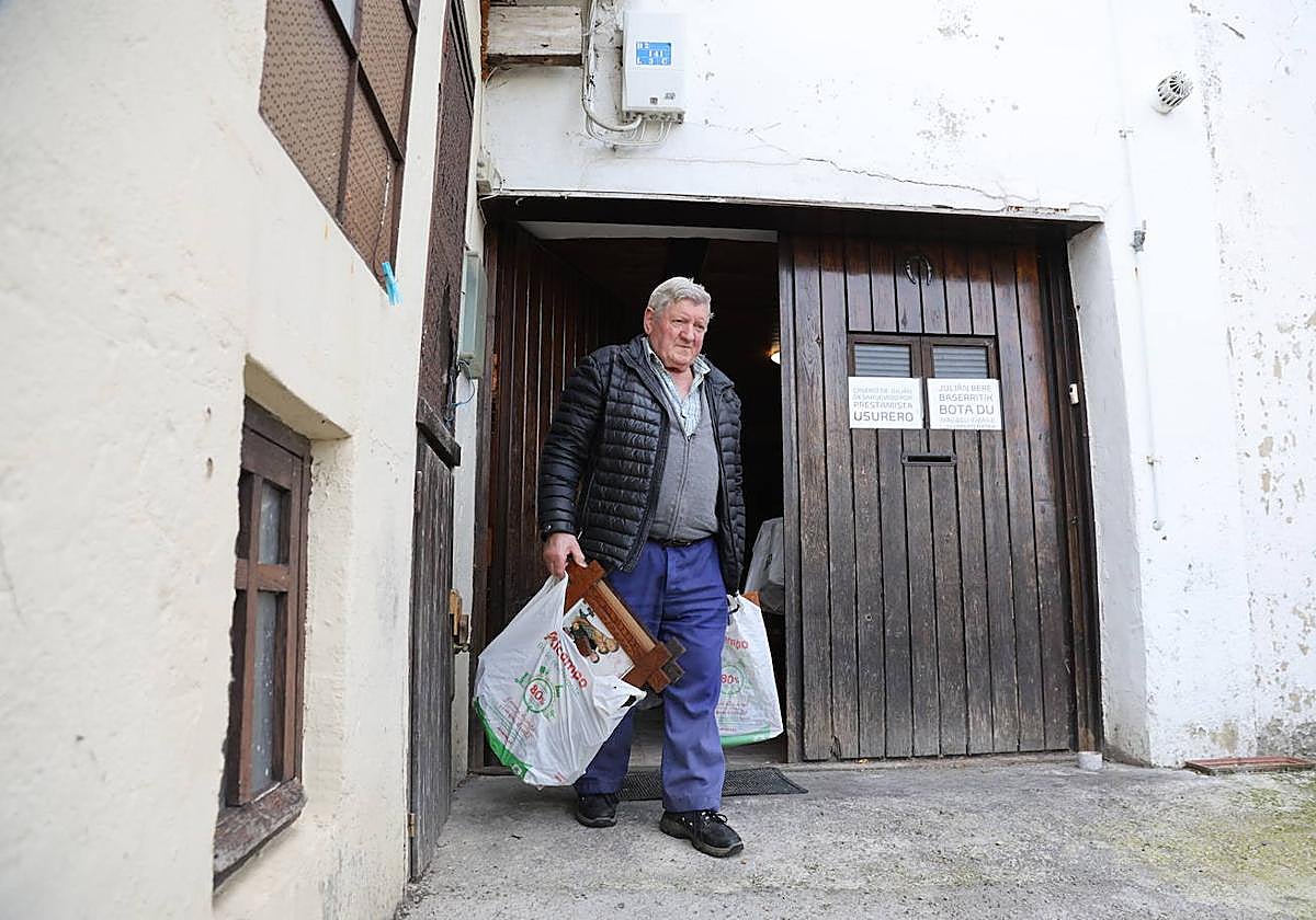 Julián Gurrutxaga abandona el caserío con sus pertenencias.