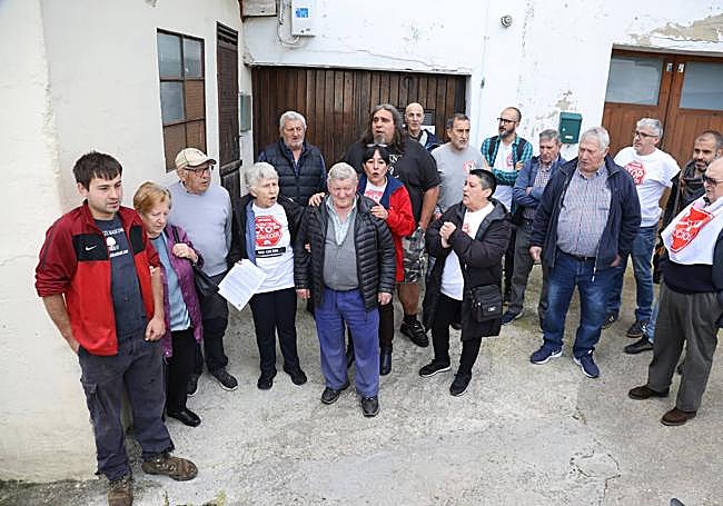Julián Gurrutxaga, arropado por una veintena de personas, entre miembros de Stop Desahucios, vecinos y ediles del Ayuntamiento de Astigarraga