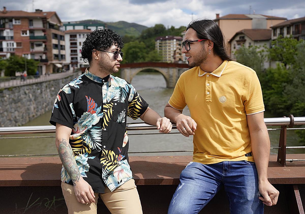 Brayan y Yeisson, en el puente peatonal que une Villabona y Zizurkil, donde hoy hace un año se celebró una concentración de condena a su agresión.