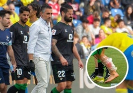 Isco Alarcón abandonando el terreno de juego con hielo este jueves tras lesionarse ante Las Palmas.