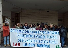 Concentración en protesta por la sentencia del TSJPV contraria a la OPE de Uliazpi.
