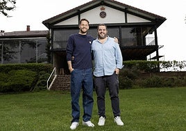 Remiro y Martínez posan frente al club de golf de Zarautz.