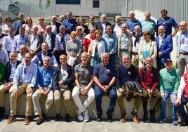 Los 58 asistentes al encuentro conocieron las nuevas instalaciones del Aldapeta Maria Ikastetxea y posaron con el director y profesores.