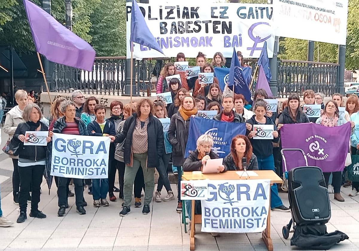Rueda de prensa del Movimiento Feminista de Oarsoaldea el pasado jueves en la Alameda.