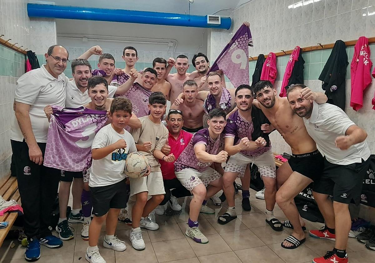 Satisfacción entre los jugadores y cuerpo técnico del Lauburu tras lograr la clasificación.