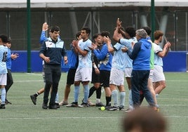 Los jugadores aplauden a los aficionados tras el encuentro disputado en Eibar.