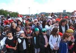 Centenares de personas aguardaban la llegada del pirata.