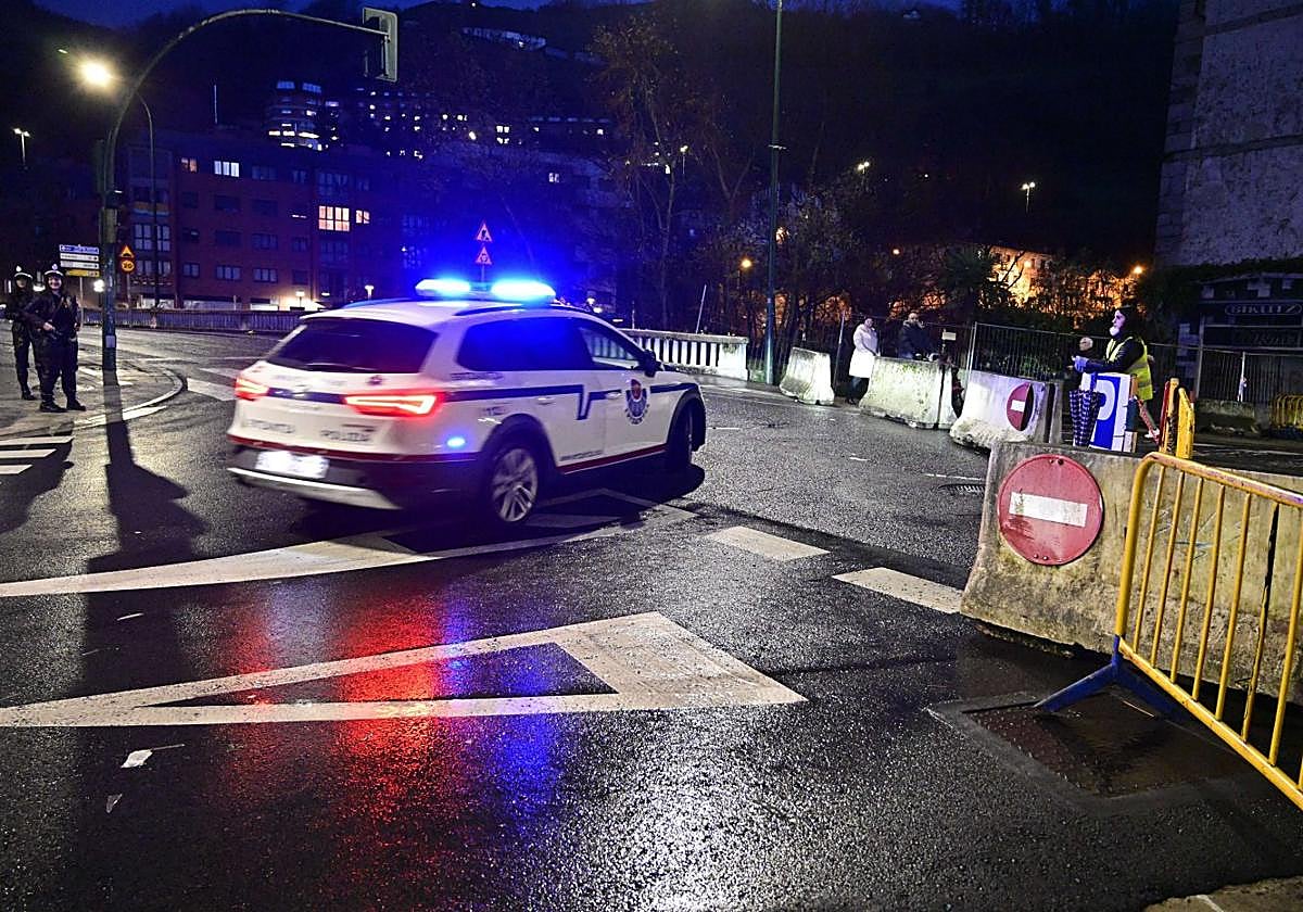 Un coche de la Ertzaintza patrulla por Tolosa durante una noche de fiestas.