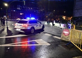 Un coche de la Ertzaintza patrulla por Tolosa durante una noche de fiestas.