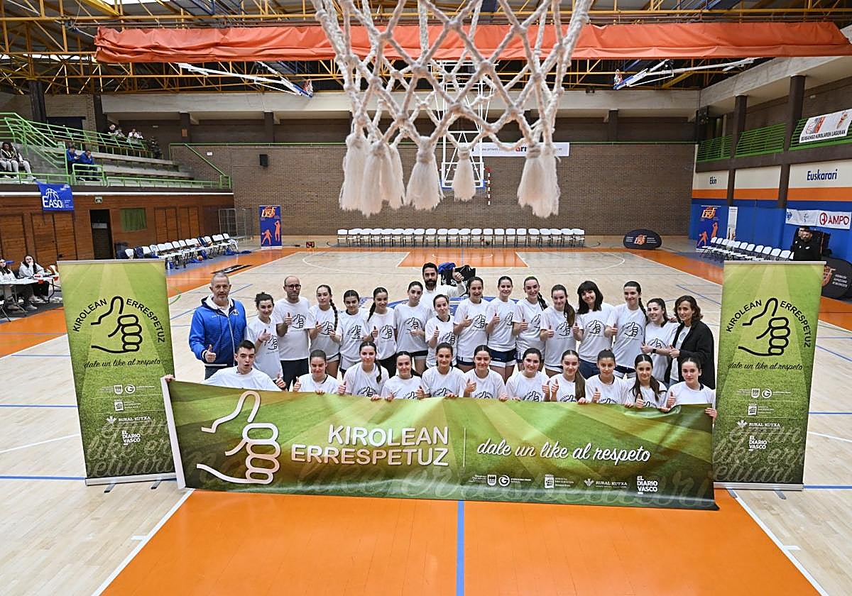 Jon Txakartegi, con las jugadoras cadetes del Easo Irulea y del Ordizia, y Elisabeth Ugalde, de DV, en el Antzizar de Beasain.