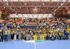 La primera plantilla y miembros de la cantera bidasotarra posan al final del acto de despedida celebrado ayer en el polideportivo Artaleku.