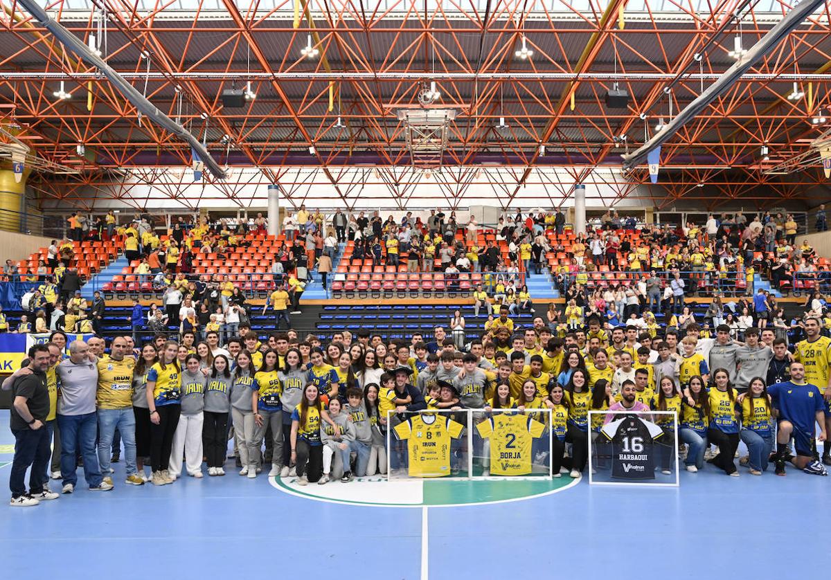 La primera plantilla y miembros de la cantera bidasotarra posan al final del acto de despedida celebrado este sábado en el polideportivo Artaleku.