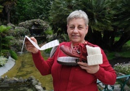 Mar, unos días antes de presentar su libro, junto a la cascada de la plaza Gipuzkoa. Mar y una bota roja.