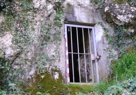 Puerta que protege el acceso a la cueva de Agarre, situada en el término municipal de Mendaro.