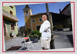 El golfista Xabier Gorospe posa en la plaza junto a la iglesia y el Ayuntamiento de Arama.