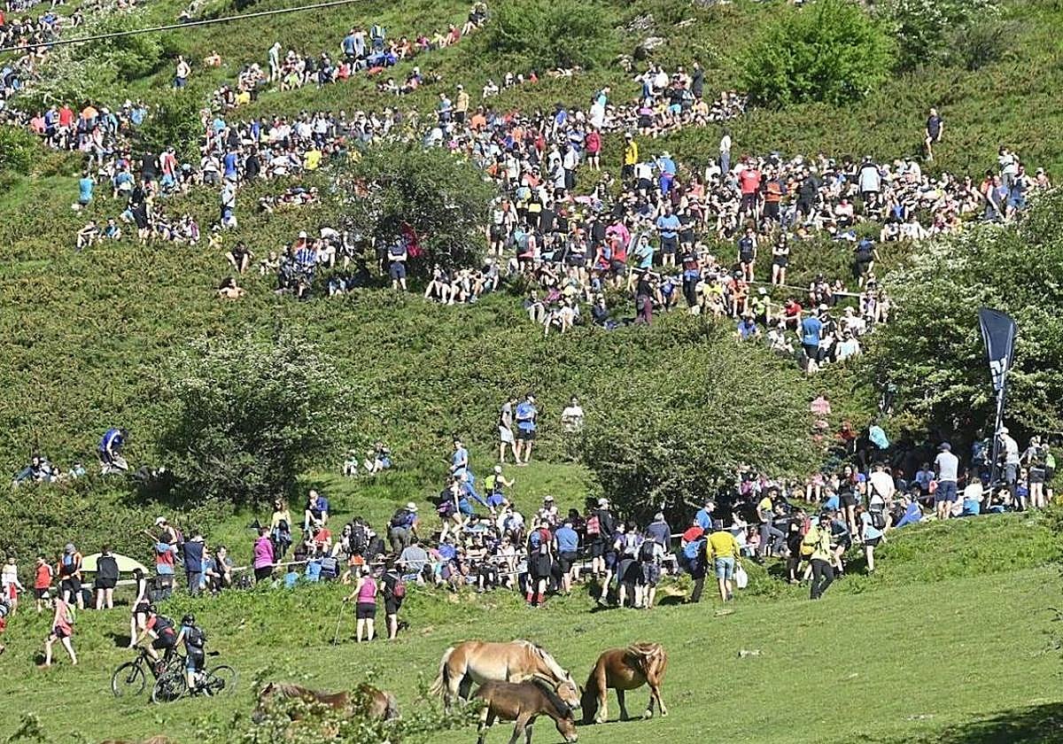 El público abarrota el recorrido de la Zegama-Aizkorri.