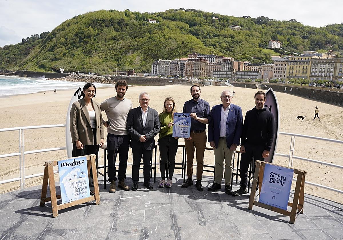 Organizadores y representantes institucionales, ayer en Donostia.