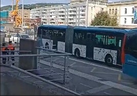 Dos autobuses articulados de Lurraldebus –uno de ellos ocupando el carril de circulación– coinciden en la parada de Federico García Lorca.