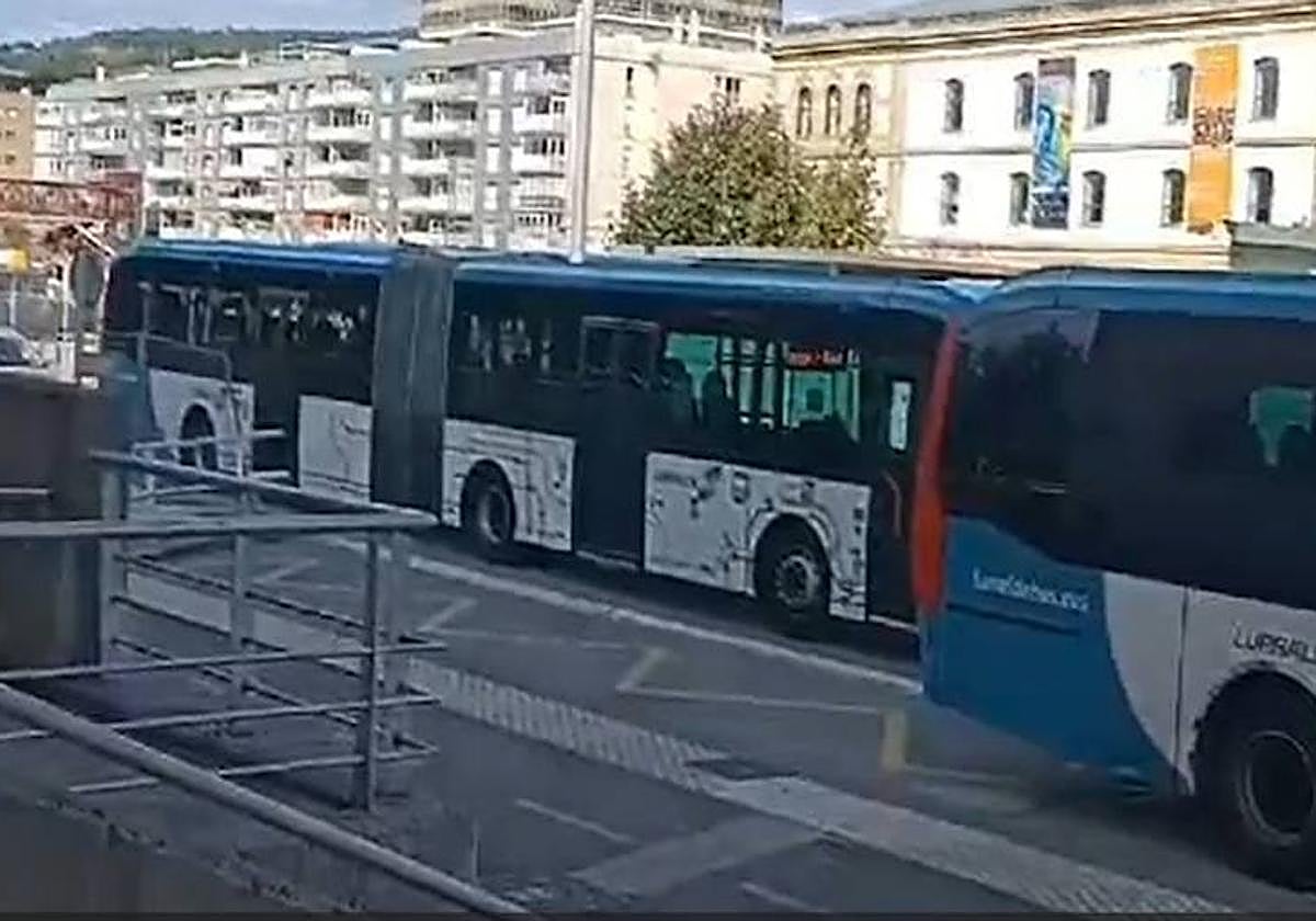 Dos autobuses articulados de Lurraldebus –uno de ellos ocupando el carril de circulación– coinciden en la parada de Federico García Lorca.