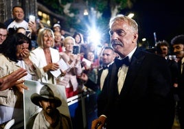 Kevin Costner saluda a los fans a su paso por la alfombra roja.