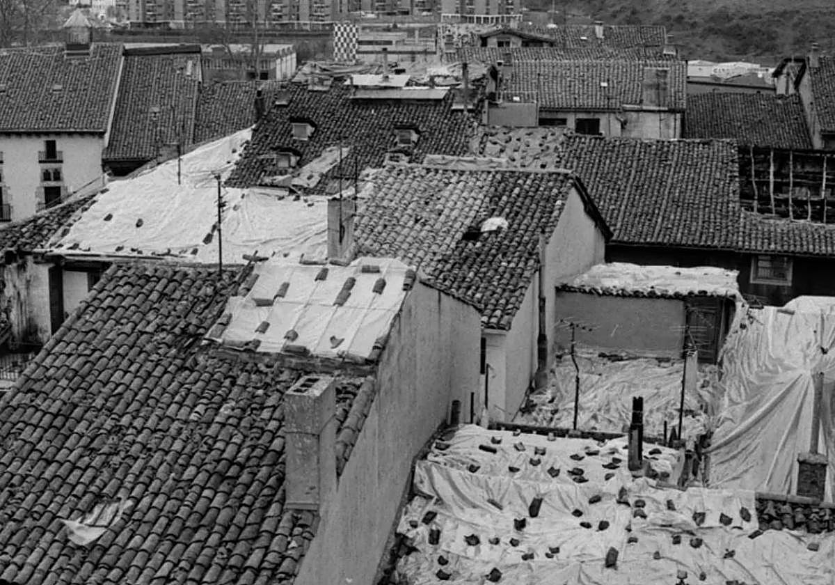 Hubo que cubrir con toldos hasta su reparación todos los tejados.