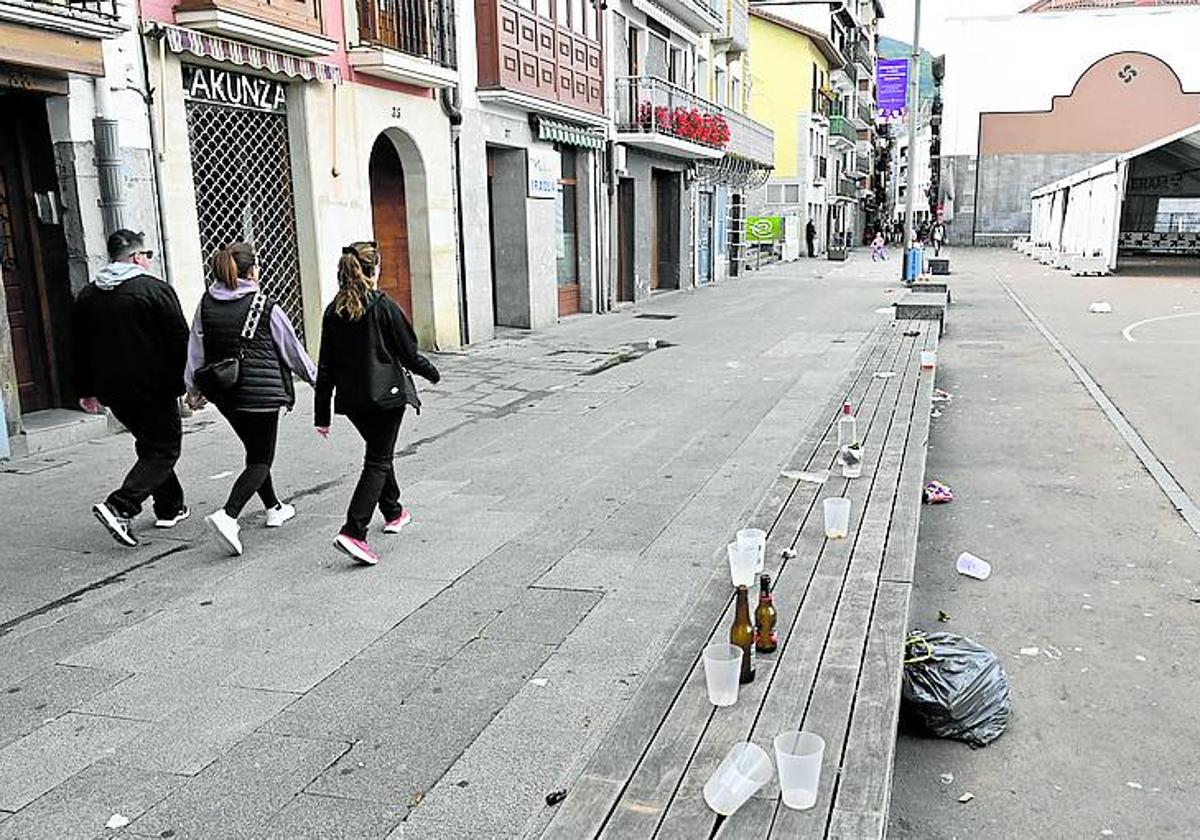 Vasos y botellines, ayer al mediodía, en la zona de la agresión.