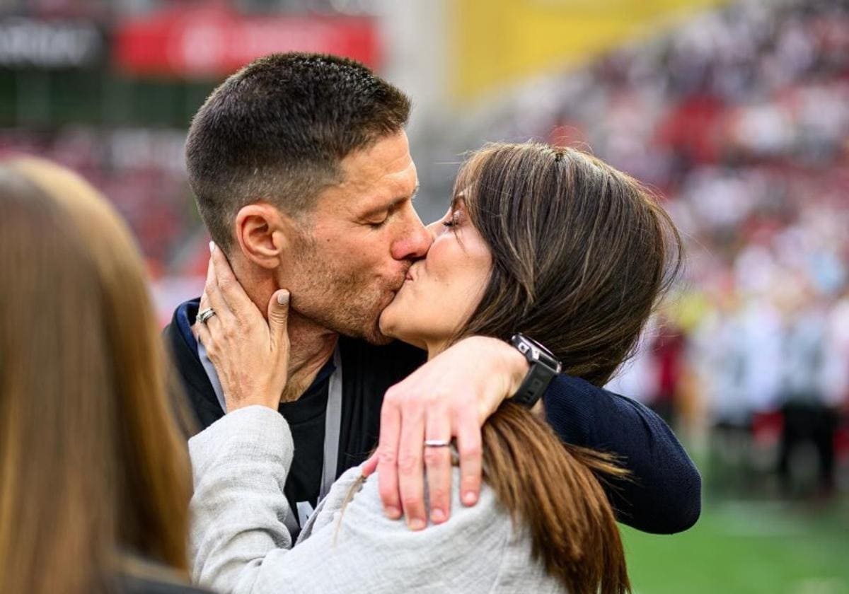 Las cariñosas palabras de Xabi Alonso en euskera a su mujer y sus hijos  tras ganar la Bundesliga: «Zuekin beti posible» | El Diario Vasco