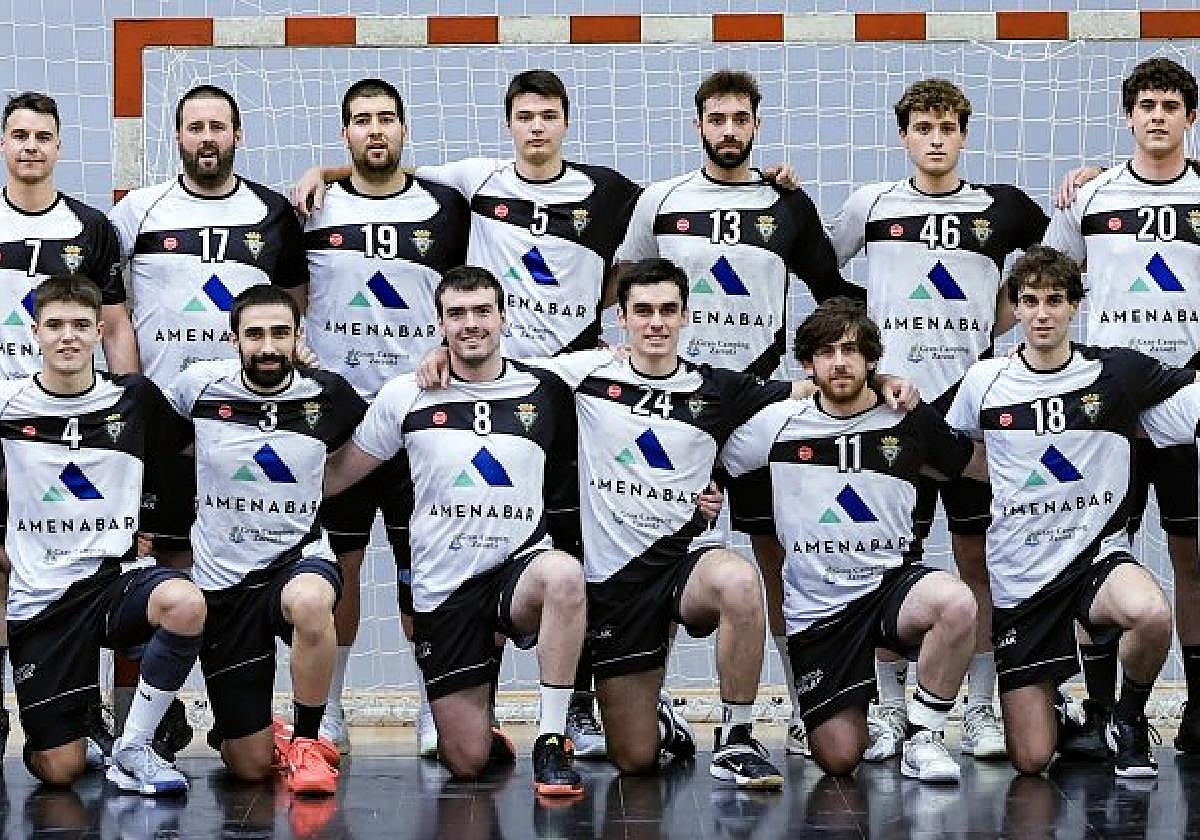 El equipo del Amenabar Zarautz que ha conseguido regresar en una sola temporada a la División de Plata del balonmano nacional.