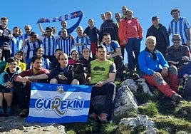 Bolondresak Realeko kamiseta soinean zutela Aizkorrira igo ziren igandeko maratoiko ura eramateko.