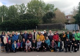 El grupo urretxuarra en Atapuerca, junto al codirector de los yacimientos de dicha sierra, Eudald Carbonell.