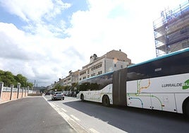 Un autobús de Lurraldebus circulando por Federico García Lorca.