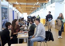 Varios jóvenes buscan trabajo durante una feria de empleo celebrada en abril en la UPV/EHU.