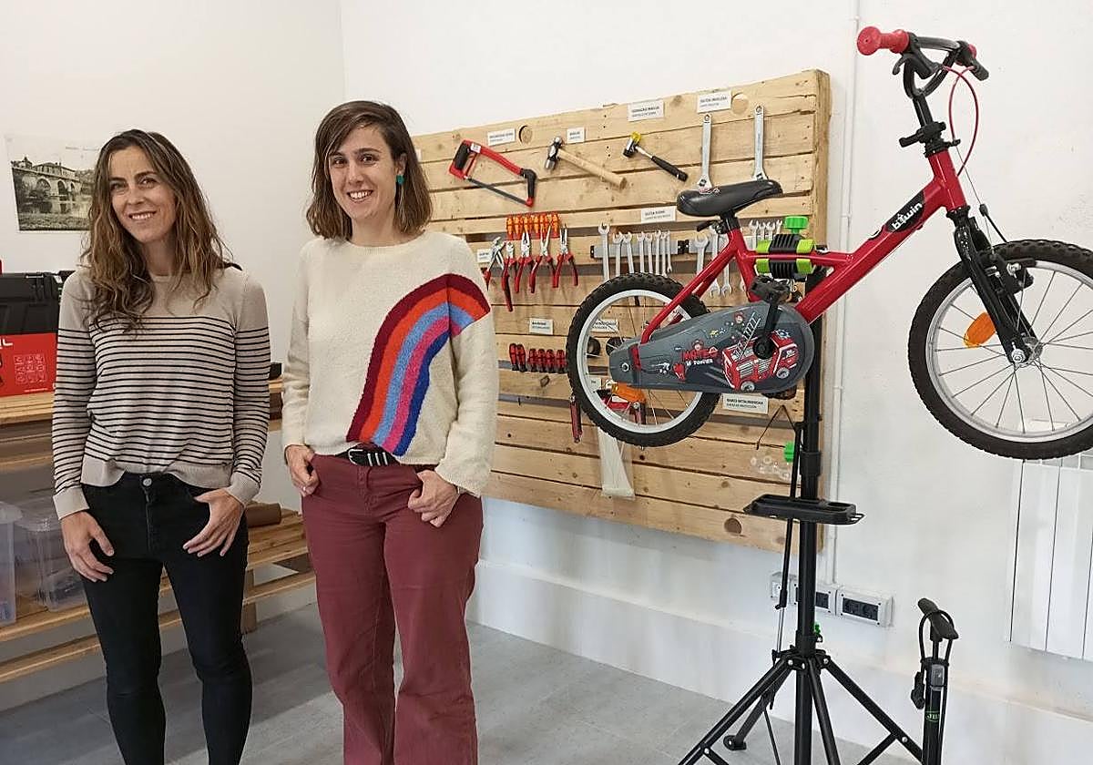 La concejala Aianara Atorrasagasti y la técnica de Sostenibilidad, Tamara Zapiain.