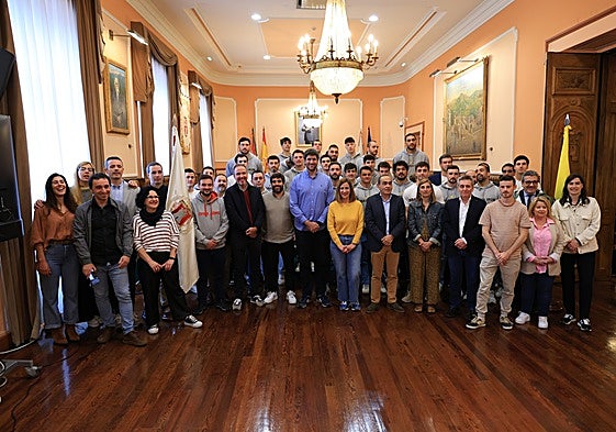 Plantilla y directiva del Bidasoa Irun, junto con miembros de la corporación municipal.