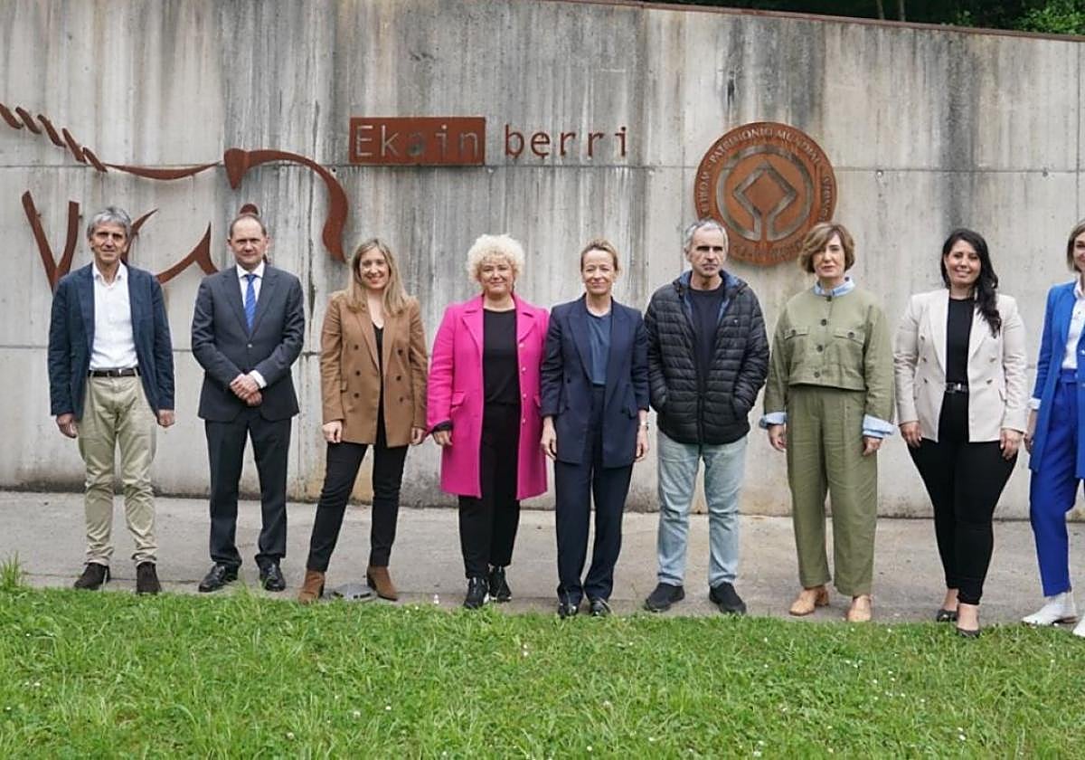 Representantes forales y municipales en Ekainberri.