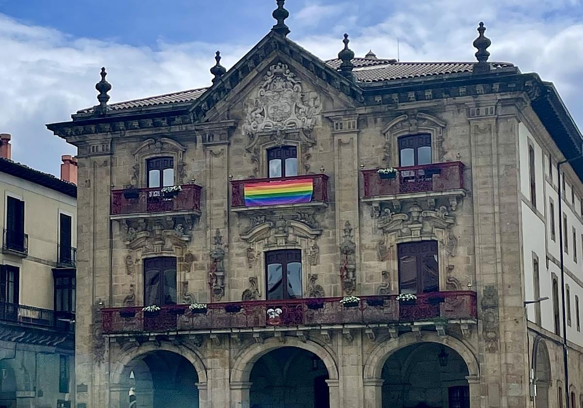 Bandera arcoíris en el Ayuntamiento para visibilizar la diversidad.