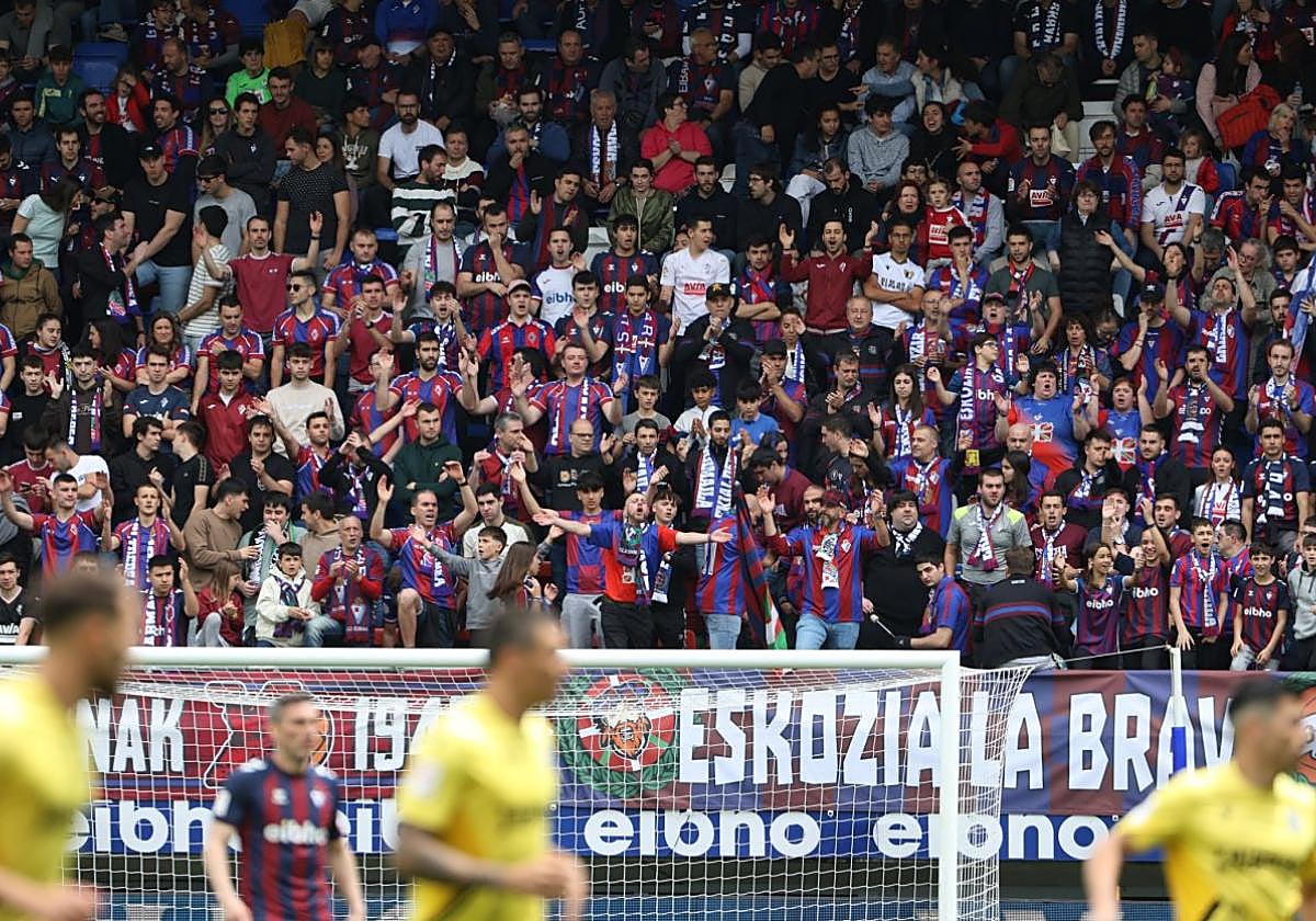 La grada gol este, donde se reúne la peña Eskozia La Brava, durante el encuentro contra el Cartagena.