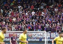 La grada gol este, donde se reúne la peña Eskozia La Brava, durante el encuentro contra el Cartagena.