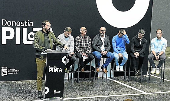 Gabarain, Errandonea, Etxeberria, Ezkurra, Amarika, Ruiz de Larramendi y Eguiguren, ayer en la cancha del Atano III de Donostia